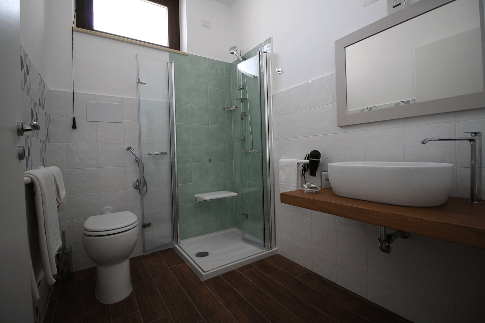 camera-matrimoniale-accessibile-bagno-2.png