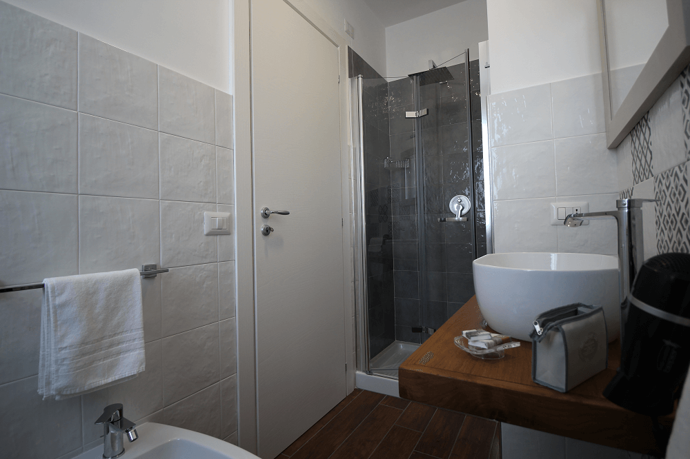 camera-matrimoniale-standard-bagno-4.png
